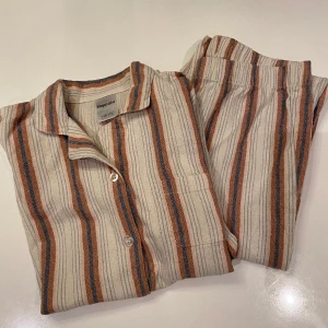 Pyjamas från Kappahl strlk 146-152 - Fin långärmad pyjamas, skjorta med tillhörande pyjamasbyxor. Fint skick. Rök- & djurfritt hem. 