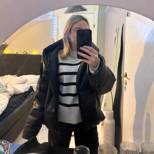 Zara jacka - Zara jacka som aldrig blivit använd, så alltså nyskick. Storlek M men passar även mig som har S/Xs. Super varm, skön o passar in nu i Stockholm stilen. Vid snabb affär kan priset sänkas ❤️