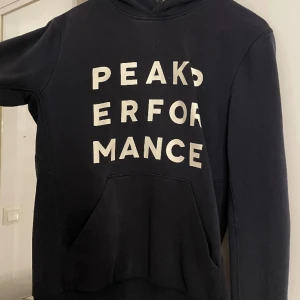 Hoddie - Peak performance hoddie, mörkblå. Fint skick 