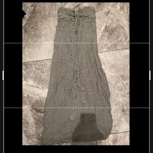 Klänning stl.S - Klänning vit och svart. Jättefin och inte så mycket använt. Säljer pga stor garderobrensning. Kika gärna på mina andra annonser, säljer mycket. Samfraktar gärna:) 