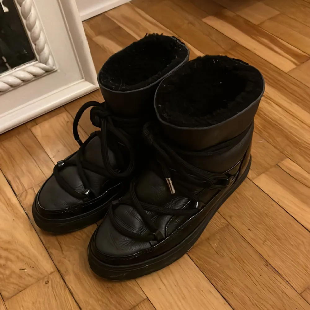 Säljer mina inukkii skor då de inte längre kommer till användning.  Supersköna och varma vinterskor, tål både snö och slask!  Köpta för 2 år sedan men har bara använts ett fåtal gånger under vinterhalvåret.  Nypris 3000kr  . Skor.