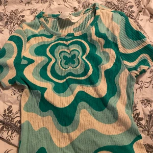 Topp - En fin topp i storlek 134-140 ifrån H&M! 🤍 Väldigt mjukt material, köparen står för frakt och frimärke, kan även mötas upp! 💚