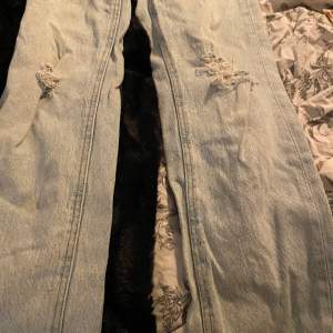 Ett par jeans i storlek 146, välanvända men i bra skick 🥰 Köparen står för frakt och frimärke, kan även mötas upp ❣️