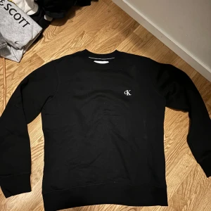 Calvin klein crewneck - Snygg crewneck, aldrig använd då den va för stor på mig