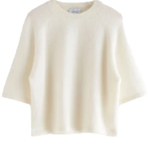 &other stories tröja  - säljer den här fina stickade t-shirten från &other stories då jag inte får användning för den💞finns inte kvar att köpa den här färgen, skriv för fler bilder😊