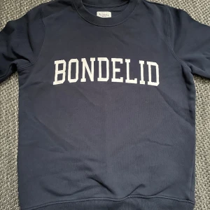mörkblå bondelid tröja - mörkblå bondelid tröja, andvänd fåtal gånger så så gott som ny. storlek XS