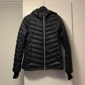 Dunjacka - Everest dunjacka riktigt dun.  Bra skick Säljer pga för liten för mig som vanligtvis har M/L Storlek 40 damstorlek men känns mindre  Ganska tjock, varm  