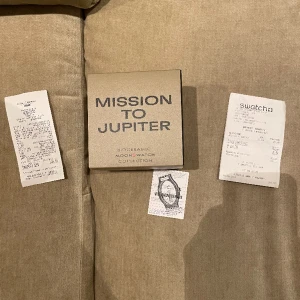 Omega x swatch mission to jupiter - Omega x swatch mission to Jupiter Helt ny klocka.  Box, kvitto och detaljer medföljer. Plastet sitter kvar på klockan. 