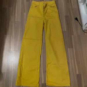 Gula jeans (yellow jeans) - Gula jeans i storlek 36. Gott skick! 