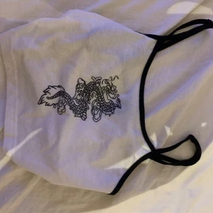 Linne  - Linne som går med till midjan vit svart med en drake använd 1 gång 