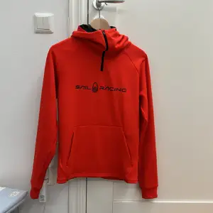 Sailracing hoodie i storlek xs, sparsamt använd, säljes pga att den är för liten