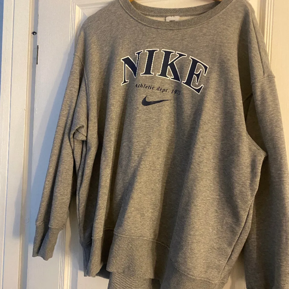Grå vintage Nike sweatshirt. Jätte fint skick, som ny. Strl m . Hoodies.