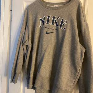 Grå vintage Nike sweatshirt. Jätte fint skick, som ny. Strl m 