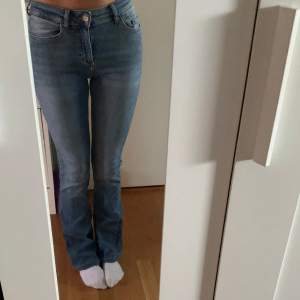 Fina utsvängda jeans från only, de är uppsydda ca 3cm vid fötterna. Är mer lågmidjade än vad de ser ut på bilden 🙏🏼