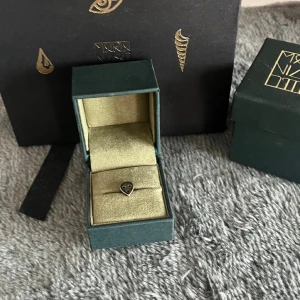 maria nilsdotter  - gulligt silvrigt örhänge från maria nilsdotter, aldrig använt! tar endast swish!