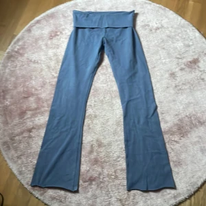 Yoga pants - Ett par yoga pants från brandy mevllin som är i bra skick så jag bara har använt dem ett fåtal gånger. Säljer pågrund av att dem inte passar mig längre.💕Dem är i en mer blå grå färg.
