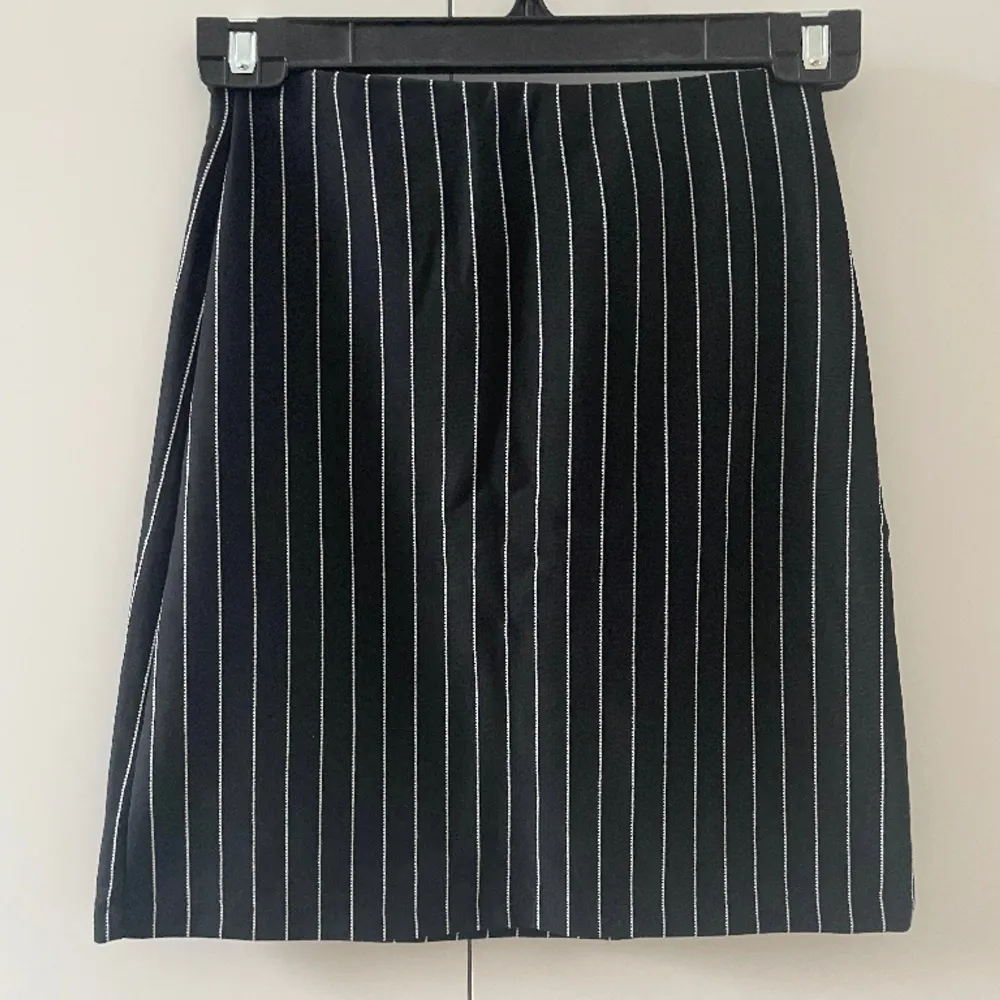 Superfin oanvänd kjol med pinstripes ursprungligen från HM storlek XS och aldrig använd endast testad 💞 Frakt tillkommer!. Kjolar.