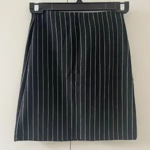 Superfin oanvänd kjol med pinstripes ursprungligen från HM storlek XS och aldrig använd endast testad 💞 Frakt tillkommer!