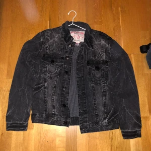 True Religion Jacka - TRUE RELIGION JIMMY JACKA SIZE M BRA SKICK🙏🙏🙏 PRIS ÄR DISKUTERBART💯💯