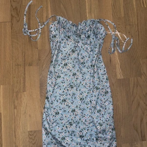 Sommarklänning  - Jätte fin sommar klänning! Köpt från SHEIN. Har aldrig använts.
