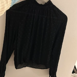 Other stories blus med blå glittriga prickar - stories blus med blå glittriga prickar. Strl 38, men liten i storleken