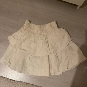 Volangkjol! - Söt vit volangkjol perfekt till sommaren!😍 använd ca 4 ggr!