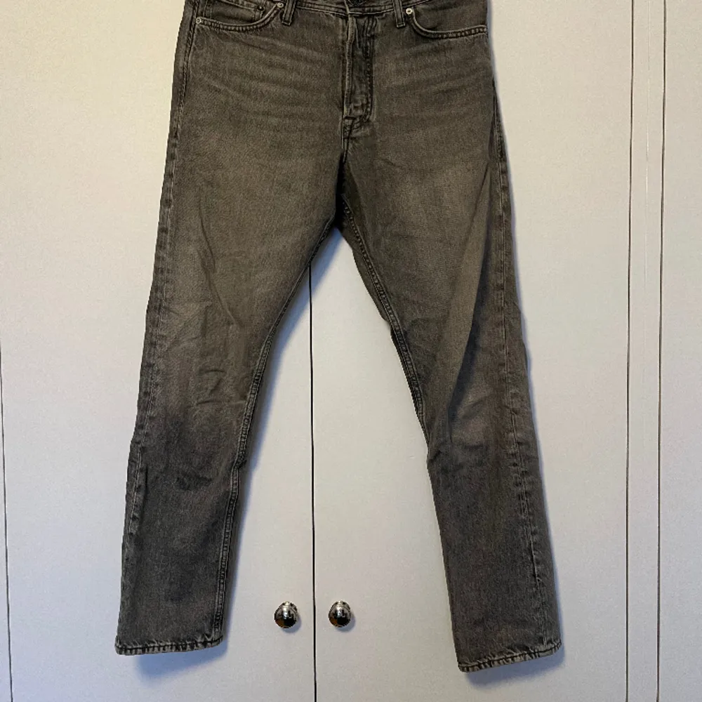 Säljer ett par grå jack & jones jeans av modellen Chris! Dessa är ett par riktigt snygga och sköna byxor i storlek W29/L32, men som sitter aningen tajt, lite mer åt slim fit hållet. Fler bilder kan tillhandahållas vid intresse. Tar bud.. Jeans & Byxor.