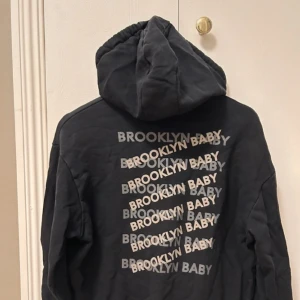 Hoodie - Svart hoodie från nakd med tryck på ryggen ⭐️😎