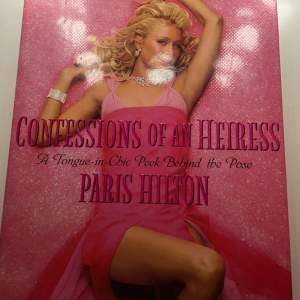 Säljer Paris Hiltons bok ”confessions of an heiress”🫶🏻 Hittade i en secondhand butik, skriven på engelska!🤍