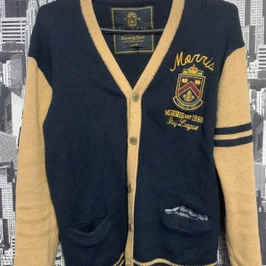 VINTAGE MORRIS CARDIGAN  - En vintage morris cardigan från 80-talet. Den är i Large men passar Medium. Använd skick. Dm för frågor o priser