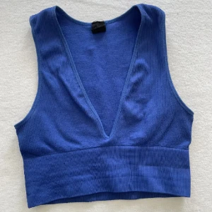 Blå topp - Blå topp från från Urban outfitters. Storlek M. 70 plus frakt 📦 