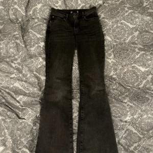 Jeans från Ginatricot i mörkgrå, kommer inte till användning 