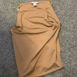 Linne - Nåt slags linne med kedja som axel band. Kontakta mig på dm vid frågor och bilder på tröjan 