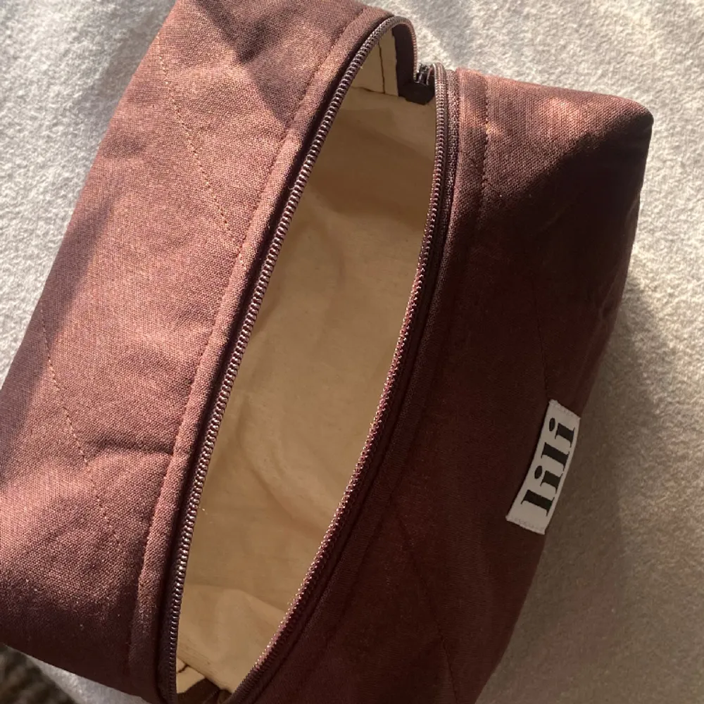 Brun necessär med snea linjer och beige innertyg. Säljs vanligen för 550kr på min hemsida, men dragkedjan är aning knepig på ena sidan - annars felfri. Mått L 20 W 12 H 10. Väskor.