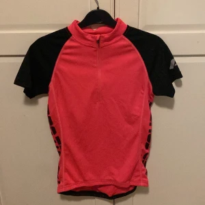 Cykeltröja - Jätte fin cykeltröja med tre fickor på baksidan. 