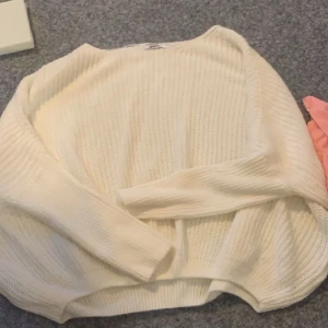 Stickad tröjja - Vit stickad tröja som är väldigt bred. Kontakta mig på dm vid frågor och bilder på tröjan