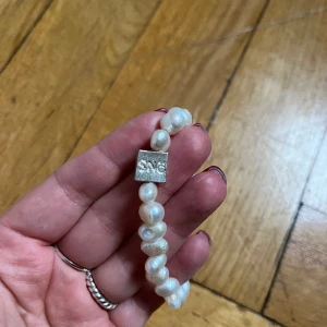 Pärlarmband SNÖ - Stilrent pärlarmband från SNÖ. Bra skick nästa aldrig använt. 