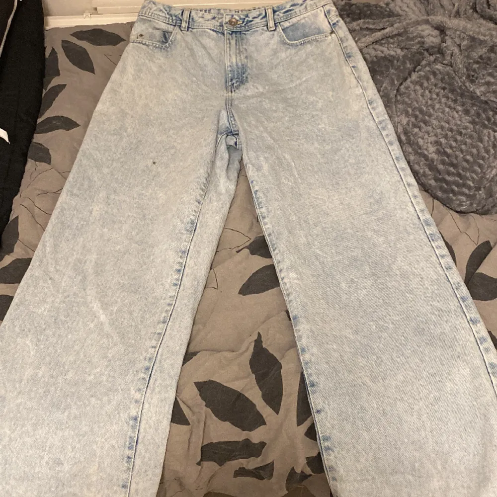 Ett par jeans från Noisy may. Jeansen har en fläck på benet som knappt syns men annars inga defekter förutom det.. Jeans & Byxor.