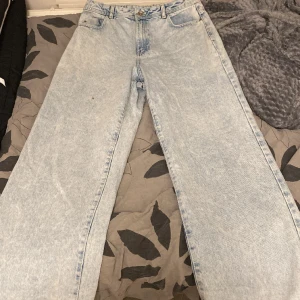 Baggy jeans - Ett par jeans från Noisy may. Jeansen har en fläck på benet som knappt syns men annars inga defekter förutom det.