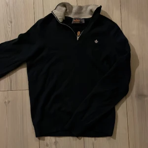 Stickad Morris half zip  - Snygg morris halfzip i väldigt bra skick, storlek S men sitter mer som XS