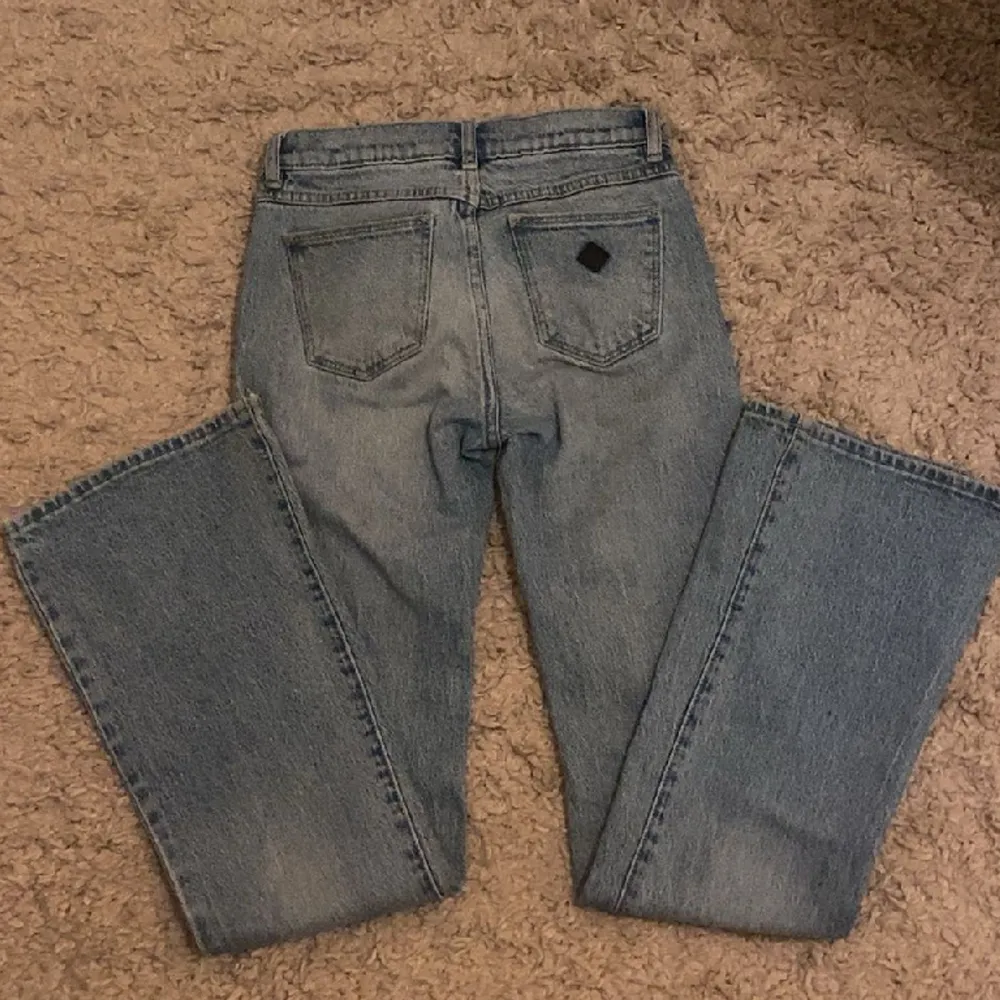 Skitsnygga Abrand jeans som är lågmidjade och i bra skick. Säljer då de är för små!. Jeans & Byxor.