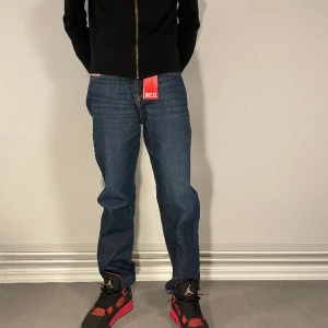 Diesel jeans  - 8. Hej! Säljer nu dessa helt nya diesel jeans. Modellen är 184cm Nypris 1799