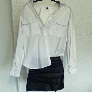 Skinnkjol och oversized skjorta - Skinnkjol storlek 36 från Gina, som ny.  Oversized skjorta från VILA storlek 36. 100kr/st 