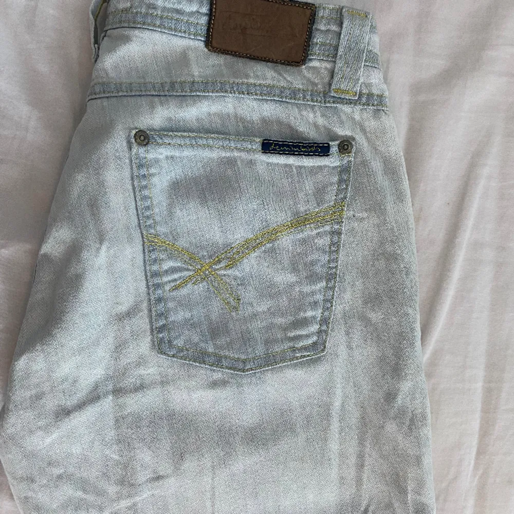 Säljer dessa skitsnygga blekta jeans💕 strl 41/42 säljer pga att dom är lite för stora för mig. Jag skulle säga att dom är lite mindre i storleken💕lite osäker på vad märket heter för att det står på skrivstil❤️. Jeans & Byxor.