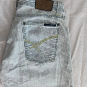 Low Waist bootcut jeans💕 - Säljer dessa skitsnygga blekta jeans💕 strl 41/42 säljer pga att dom är lite för stora för mig. Jag skulle säga att dom är lite mindre i storleken💕lite osäker på vad märket heter för att det står på skrivstil❤️