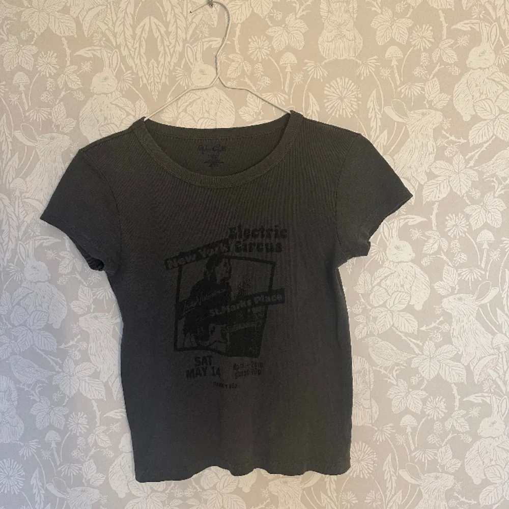 Säljer nu min fina t-shirt från brandy Melville som är i nyskick😊💗 den är i storlek onesize💗. T-shirts.