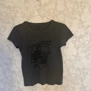 Säljer nu min fina t-shirt från brandy Melville som är i nyskick😊💗 den är i storlek onesize💗