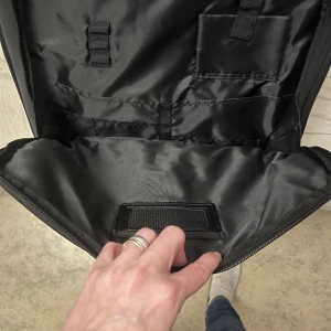 Datorväska Targus - Ett ytterfack och två stora innerfack plus småfack för pennor och dylikt. Felköp, aldrig använd. Avtagbar axelrem