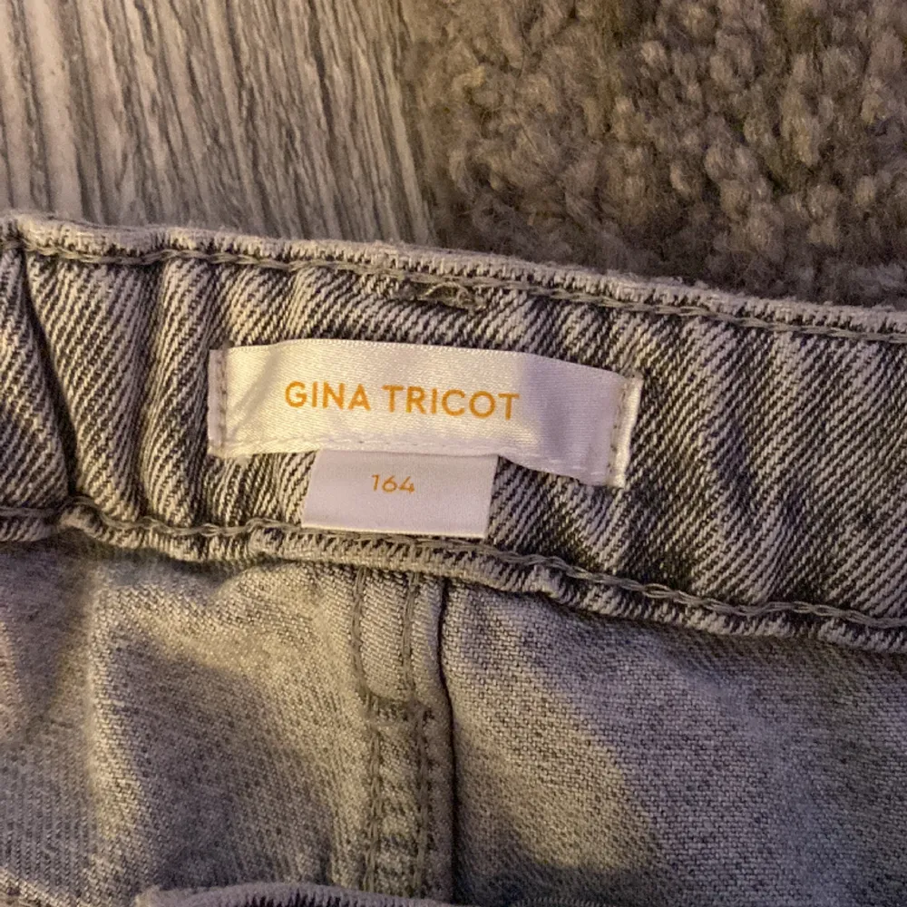 Jeansen har använts ett få tal gånger då jag ångrade mig efter jag köpt dem❤️. Jeans & Byxor.