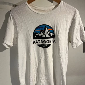 Patagonia T-shirt  - Patagonia T-shirt  Storlek S Passform slimfit  Fint använt skick